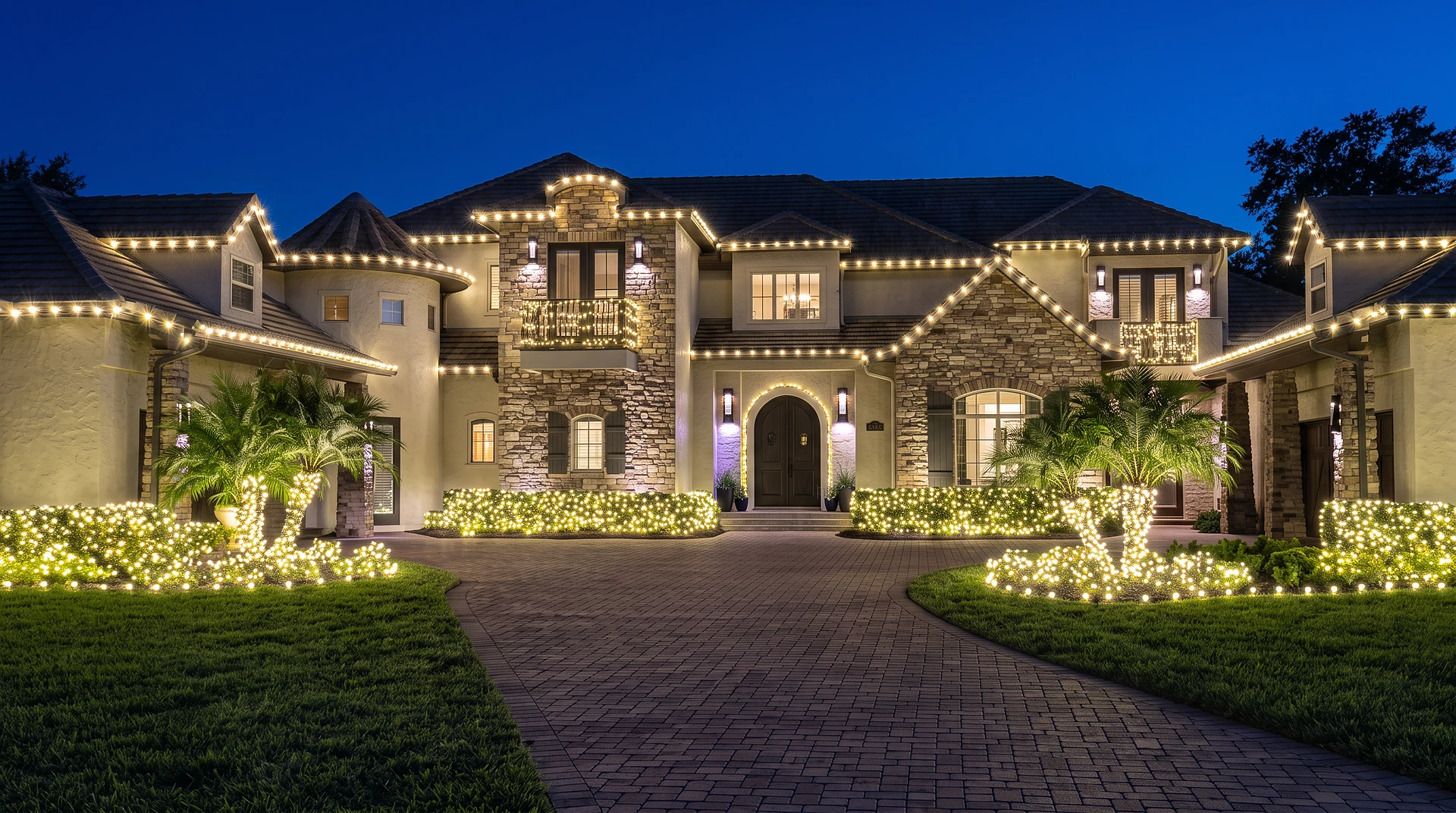 christmas-lights-custom-package-orlando-hq Custom package: large stone home with roofline, landscape and wreath lighting